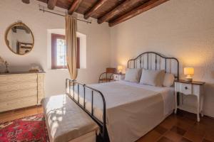 ein Schlafzimmer mit einem großen Bett und einem Spiegel in der Unterkunft CC-1 Casa de Campo 8Pax in Begur