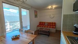 un salon avec un canapé et une table dans l'établissement Studio Grand Balcon Montagne Ski et Randos, à Luz-Saint-Sauveur