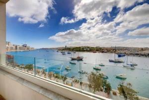 - un balcon offrant une vue sur le port dans l'établissement Sea View Over Valletta Strand Area, à Sliema
