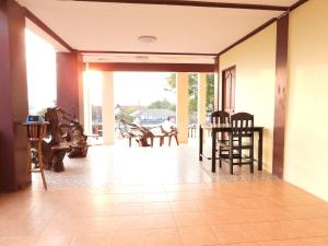 un pasillo con sillas y mesas en un edificio en Lanta Siri Resort, en Ko Lanta