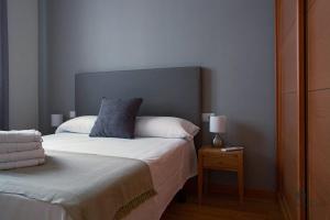 a bedroom with a bed and a lamp on a table at Living4malaga Guevara Apartment in Málaga