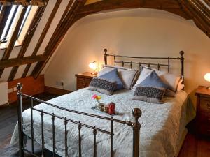 ein Schlafzimmer mit einem großen Bett im Dachgeschoss in der Unterkunft Captivating Tudor 2 Bedroom Apartment in Ipswich in Ipswich