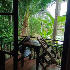 een vogel op een tafel op een balkon bij สวนผึ้ง2 รีสอร์ท - Suan Phueng 2 Resort in Bang Sare