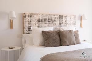 Postel nebo postele na pokoji v ubytování Living4malaga Blue Bay