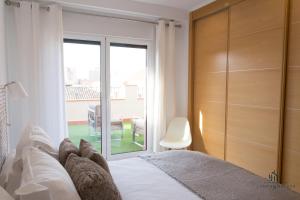 Postel nebo postele na pokoji v ubytování Living4malaga Blue Bay