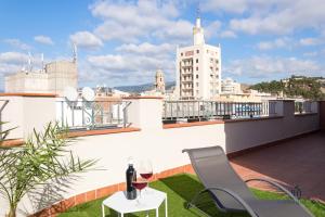 uma varanda com uma mesa e cadeiras num telhado em Living4malaga Blue Bay em Málaga