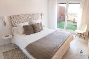 Postel nebo postele na pokoji v ubytování Living4malaga Blue Bay