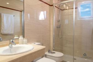 Kúpeľňa v ubytovaní Living4malaga Blue Bay + 25 fotografií