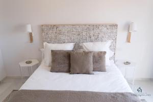 Postel nebo postele na pokoji v ubytování Living4malaga Blue Bay