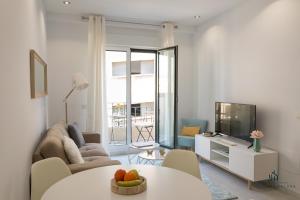 Televízia a/alebo spoločenská miestnosť v ubytovaní Living4malaga Blue Bay