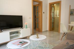 TV a/nebo společenská místnost v ubytování Living4malaga Blue Bay