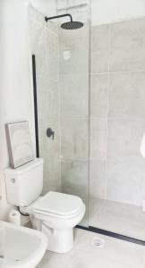 bagno bianco con servizi igienici e doccia di Casa confortable con pileta para 2 personas - Rincón Posadas a Posadas