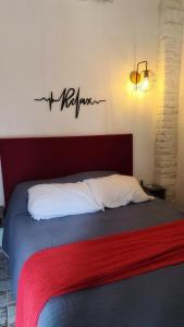 ポサーダスにあるCasa confortable con pileta para 2 personas - Rincón Posadasのベッドルーム1室(赤いヘッドボード付きのベッド1台付)