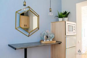 lustro wiszące na ścianie obok lodówki w obiekcie Living4malaga Spring Boutique w Maladze +8 zdjęć