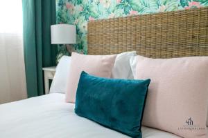 Łóżko lub łóżka w pokoju w obiekcie Living4malaga Spring Boutique