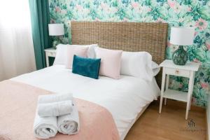 Łóżko lub łóżka w pokoju w obiekcie Living4malaga Spring Boutique