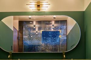 大阪KONJAKUSO Osaka Tengachaya "NIHONCHA" Tea & Relax的浴室里一面镜子,一面倒影着窗户
