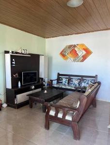 sala de estar con sofá y mesa de centro en Casa de Praia em condomínio, en Vera Cruz de Itaparica