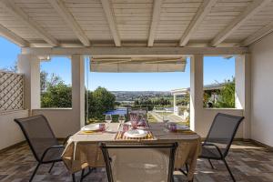 イスピカにあるVilla Pinella by Villa Plusの眺めの良いパティオ(テーブル、椅子付)