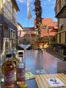 3 Gläser Weißwein auf dem Tisch in der Unterkunft Das GAEULS-STADL – Superior-DZ im ehemalige Pferdestall der Hofstallung in Marktheidenfeld