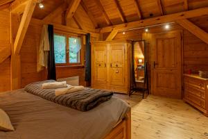 ル・ホーヴァルトにあるLe Chalet du Hohwald- Piscine Intérieure chauffée - Proche Champ du Feuの木造キャビン内のベッド1台が備わるベッドルーム1室を利用します。 +94枚の写真