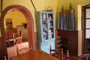 une salle à manger avec une armoire bleue et une table dans l'établissement Casa Rural La Noria, à La Escucha