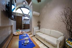 a living room with a couch and a table at B&B La Casa Nel Giardino in Piano di Sorrento