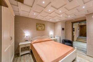 a bedroom with a bed and a desk and a chair at B&B La Casa Nel Giardino in Piano di Sorrento