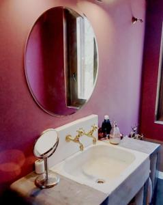 bagno con lavandino e specchio di Casa independiente, a tres km de Moratalla a Moratalla