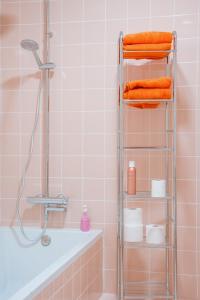 a bathroom with orange towels and a shower at Paradiso La Laguna in Las Lagunas