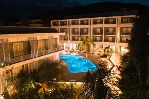 Bazén v ubytování Flisvos Royal Hotel & Suites nebo v jeho okolí