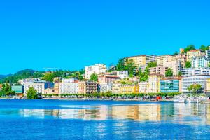 uma cidade na costa de um corpo de água em Santiago Home em Lugano