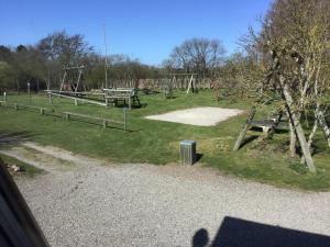 un parque con parque infantil con mesas de picnic en Pension Stenvang, en Onsbjerg