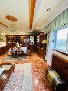 ein Wohnzimmer mit einem Tisch und einem Fenster in der Unterkunft Casa Paradela Sanxenxo in Pontevedra