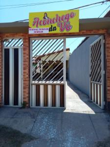 un edificio con un garaje con un cartel. en Aconchego da Vó, en Barreirinhas