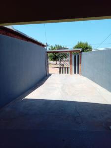 un estacionamiento vacío con una puerta en un edificio en Aconchego da Vó, en Barreirinhas