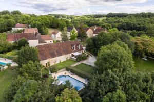 een luchtzicht op een huis met een zwembad bij Le Vallonnet Gîte classé 5 étoiles in Le Vigan