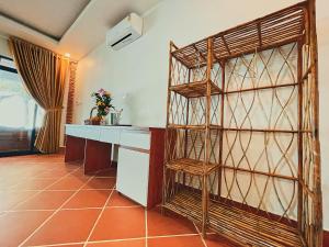 um quarto com uma secretária e uma prateleira em Paradise Villas Koh Rong Sanloem em Koh Rong Sanloem