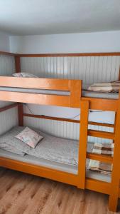 ein paar Etagenbetten in einem Zimmer in der Unterkunft Pokoje Na Brzegu 