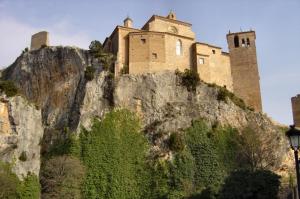 un castillo en la cima de una montaña en Casa Plana, en Colungo