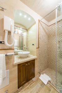 a bathroom with a sink and a shower at B&B La Casa Nel Giardino in Piano di Sorrento