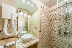 a bathroom with a shower and a sink and a toilet at B&B La Casa Nel Giardino in Piano di Sorrento