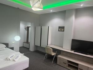 KENT hotel & Restaurant KENT beach的电视和/或娱乐中心