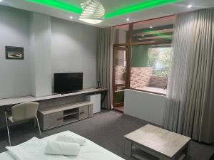 KENT hotel & Restaurant KENT beach的电视和/或娱乐中心