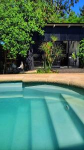 ポサーダスにあるCasa confortable con pileta para 2 personas - Rincón Posadasの建物の前の水たまり