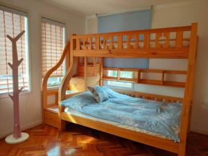 キャロライン・スプリングスにあるPrivate Guest Suite in Caroline Springsの二段ベッドが2つある寝室