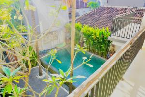 Private 3- bedroom Villa with pool. في كوتا: اطلالة علوية على مسبح في بيت به نباتات