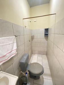 małą łazienkę z toaletą i umywalką w obiekcie Aconchego da Vó w mieście Barreirinhas