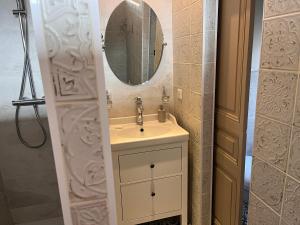 a bathroom with a sink and a mirror at La Belle Epoque & Spa - Maison d'hôtes in Cournon-dʼAuvergne +29 photos