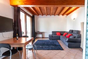 uma sala de estar com um sofá e uma mesa em Lugana Resort & Sporting Club - Sermana Village em Peschiera del Garda